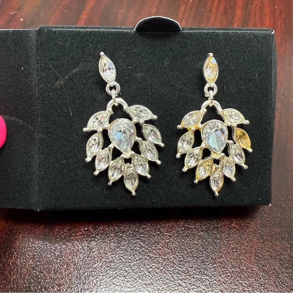 Avon Marquis Drop Silvertone chandelier Earrings with Crystal Accents NIB 2010 - Picture 2 of 5